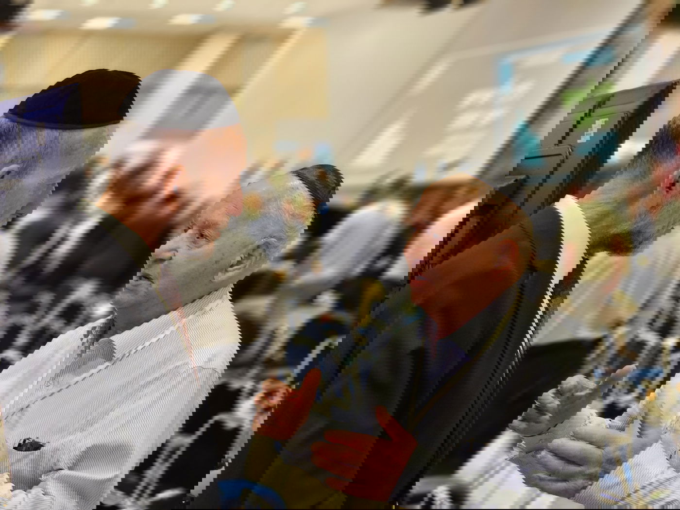 סגן השר מקלב עם ניצול שואה