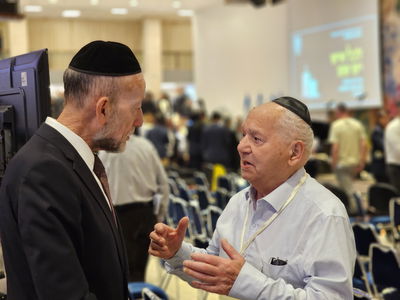 סגן השר מקלב עם ניצול שואה