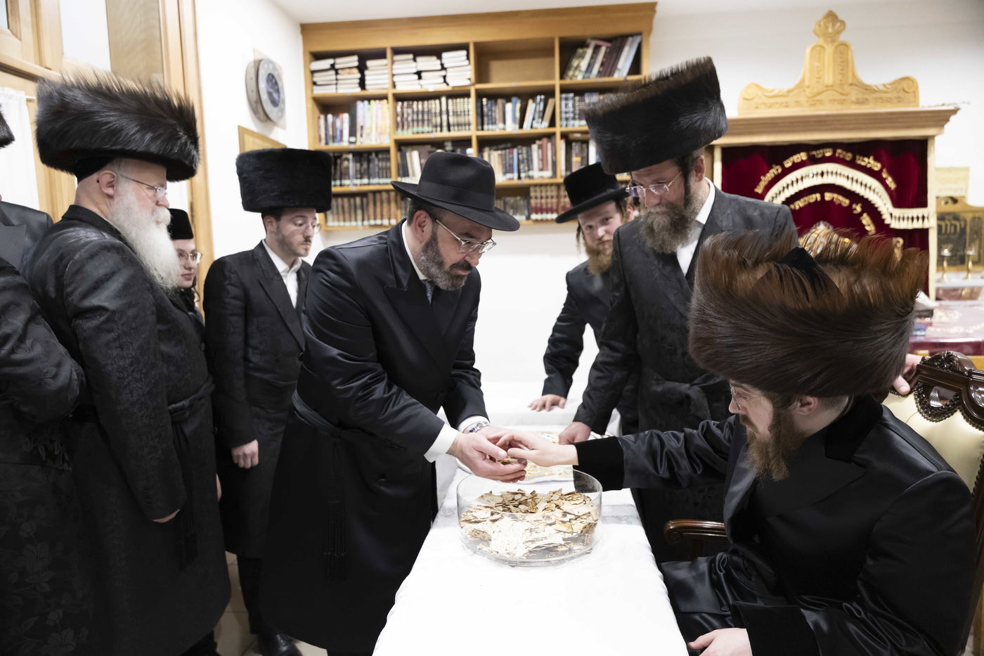 האדמו"ר מסאדיגורה בחלוקת מצות שמירה לתושבי אנטווערפן