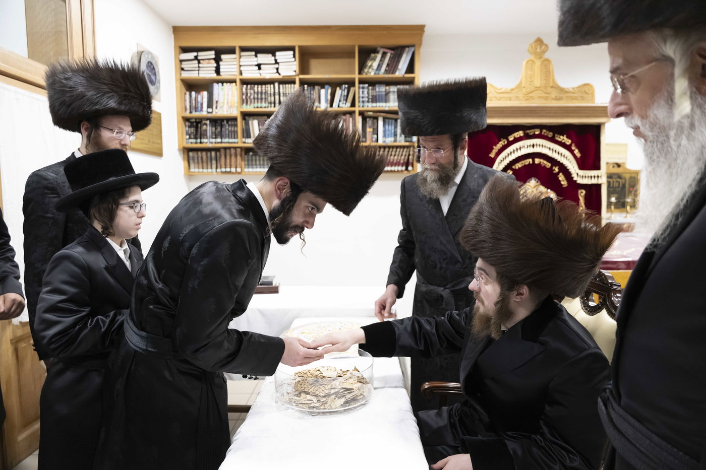 האדמו"ר מסאדיגורה בחלוקת מצות שמירה לתושבי אנטווערפן