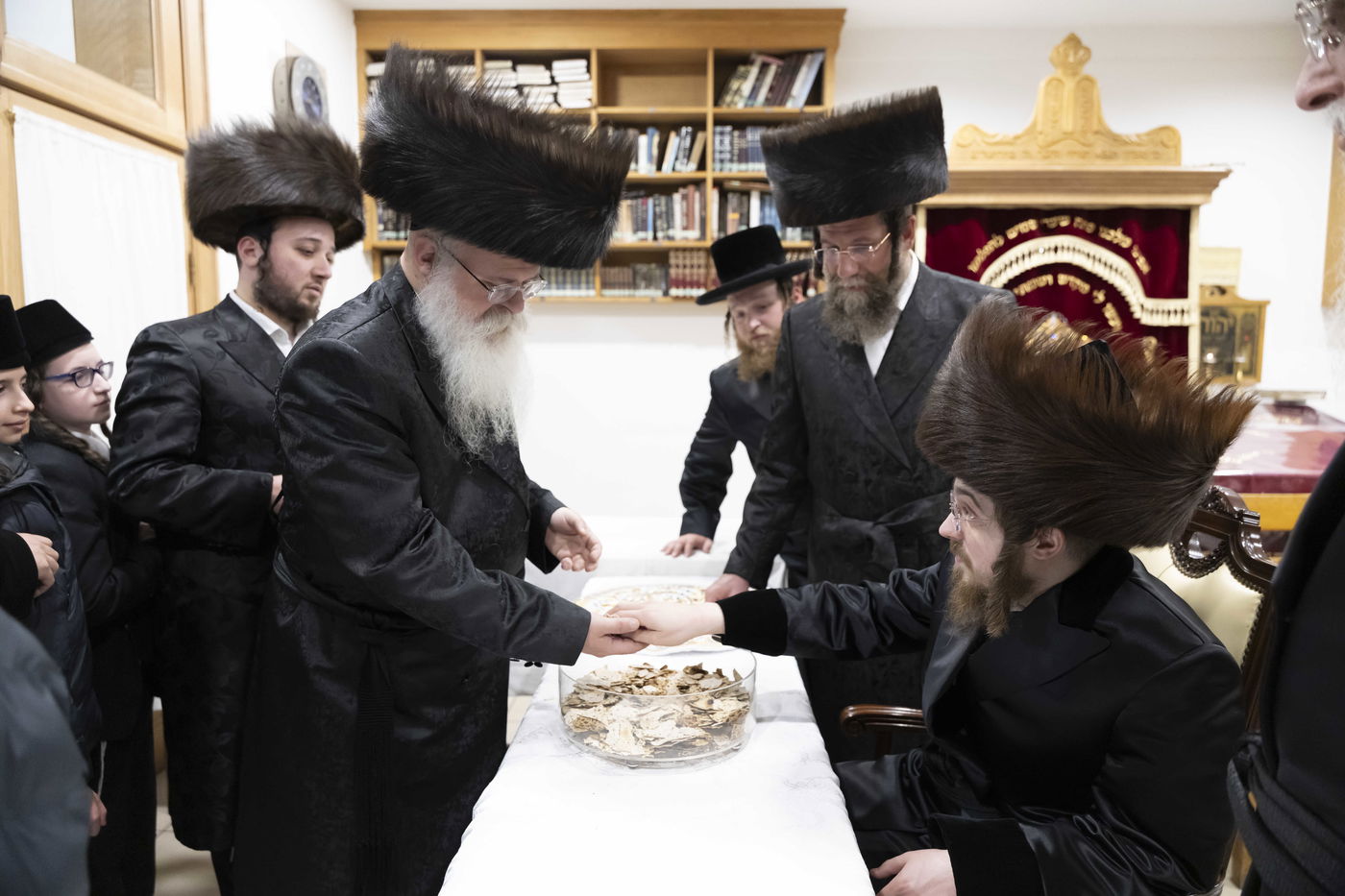 האדמו"ר מסאדיגורה בחלוקת מצות שמירה לתושבי אנטווערפן