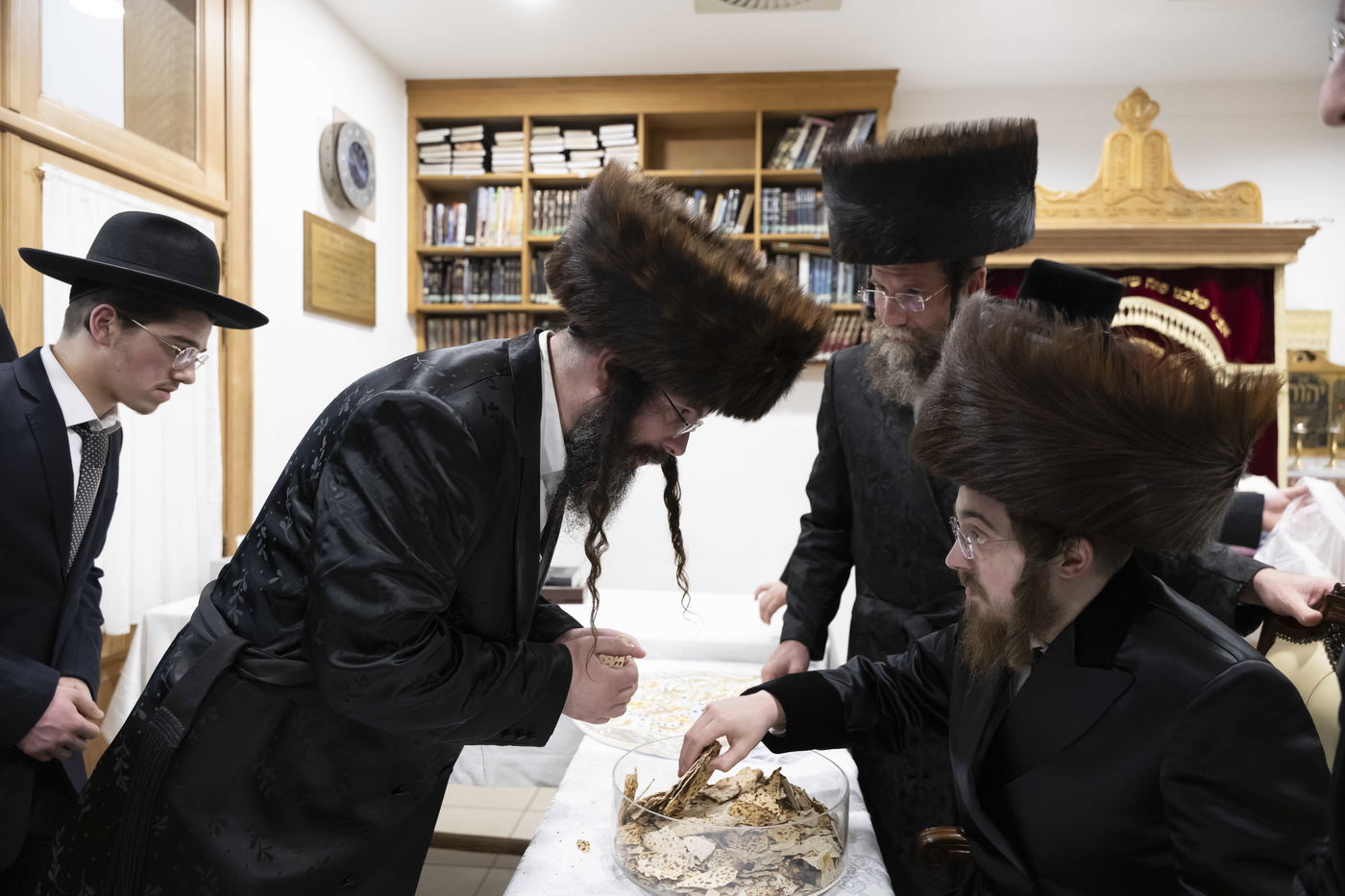 האדמו"ר מסאדיגורה בחלוקת מצות שמירה לתושבי אנטווערפן