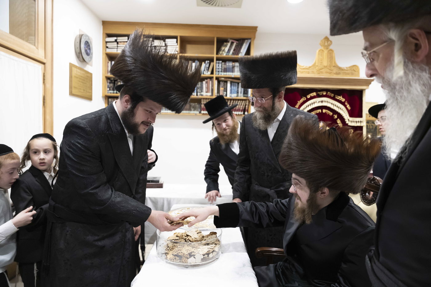 האדמו"ר מסאדיגורה בחלוקת מצות שמירה לתושבי אנטווערפן