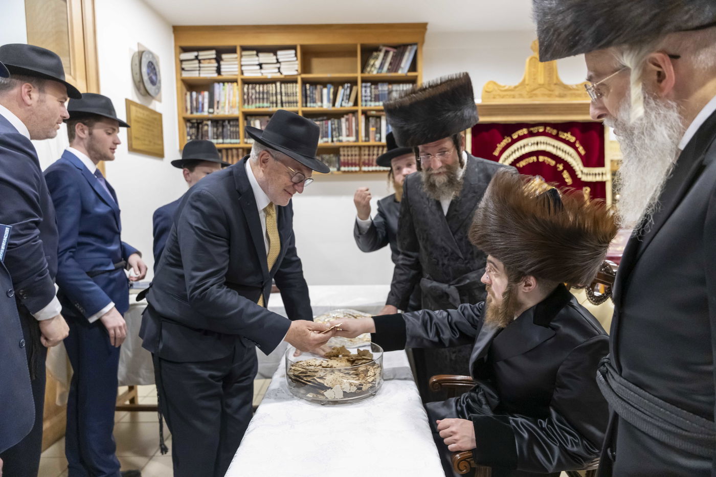 האדמו"ר מסאדיגורה בחלוקת מצות שמירה לתושבי אנטווערפן