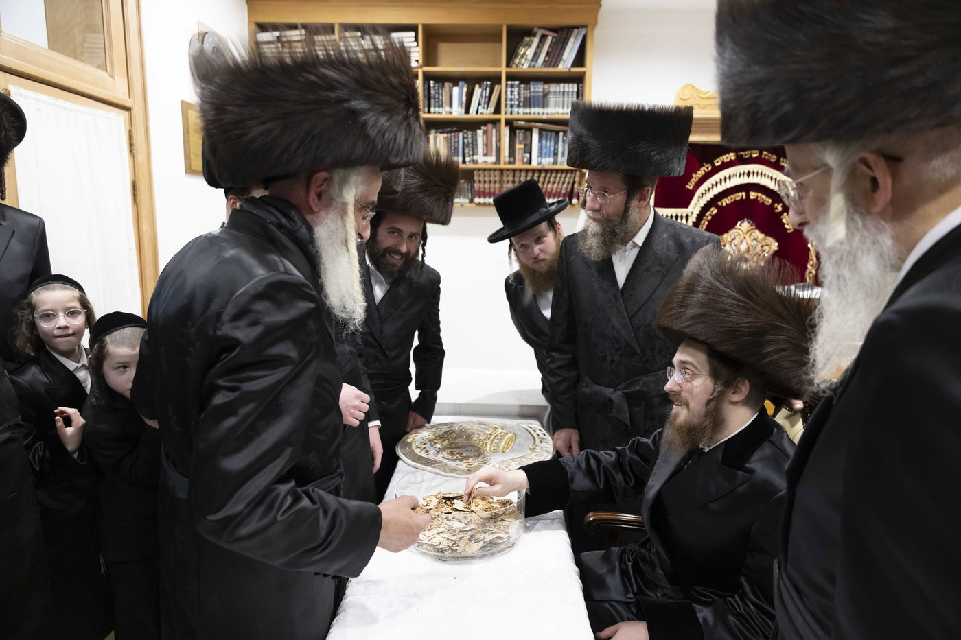 האדמו"ר מסאדיגורה בחלוקת מצות שמירה לתושבי אנטווערפן