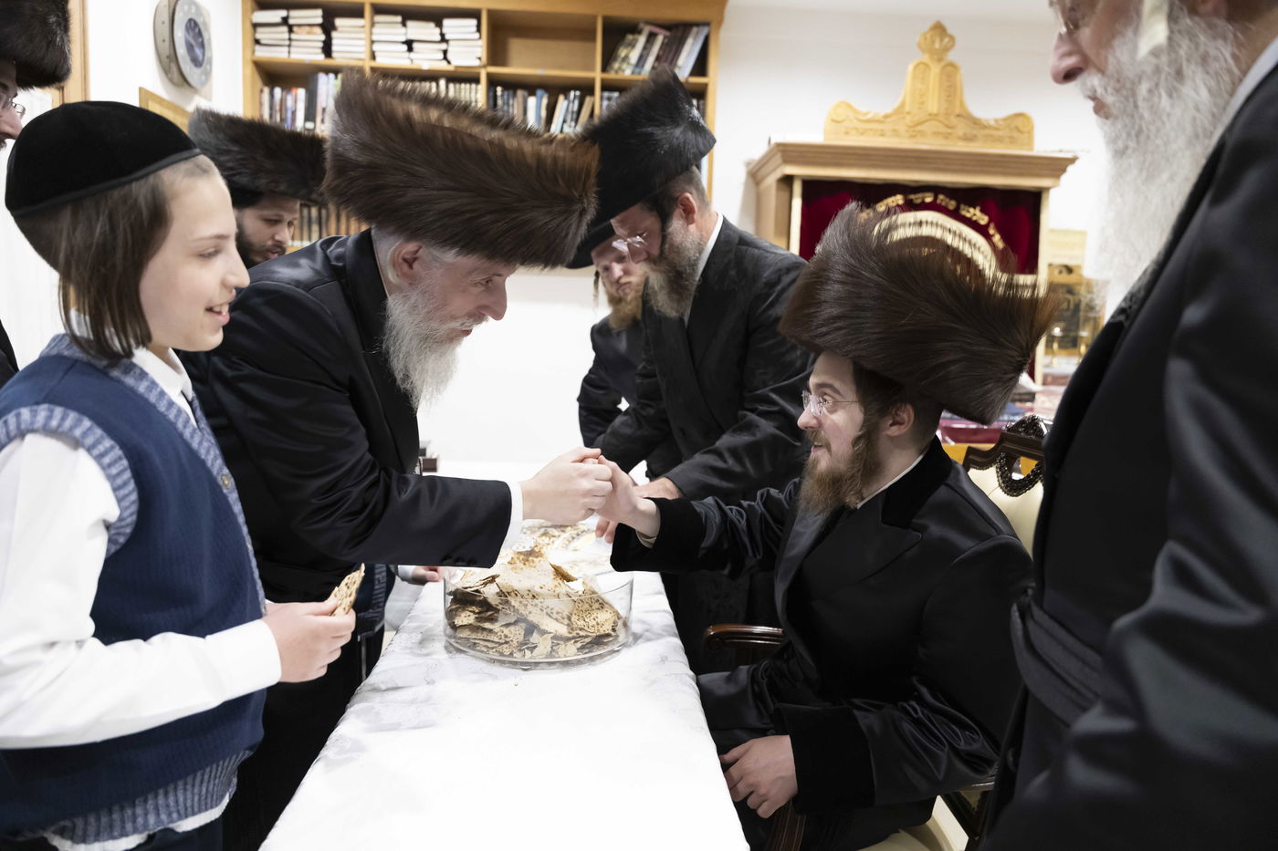 האדמו"ר מסאדיגורה בחלוקת מצות שמירה לתושבי אנטווערפן