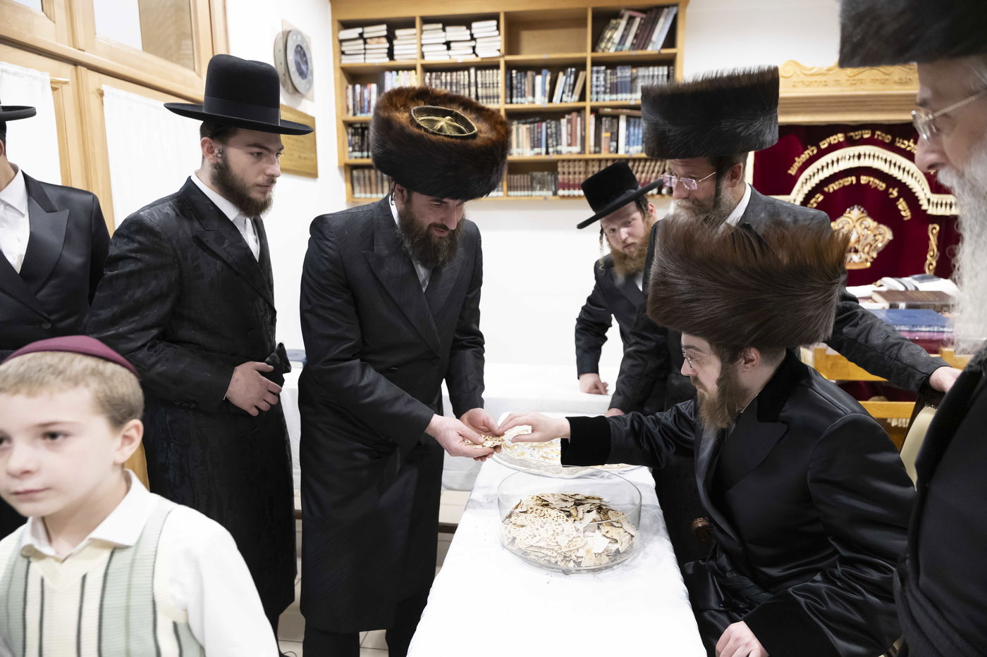 האדמו"ר מסאדיגורה בחלוקת מצות שמירה לתושבי אנטווערפן