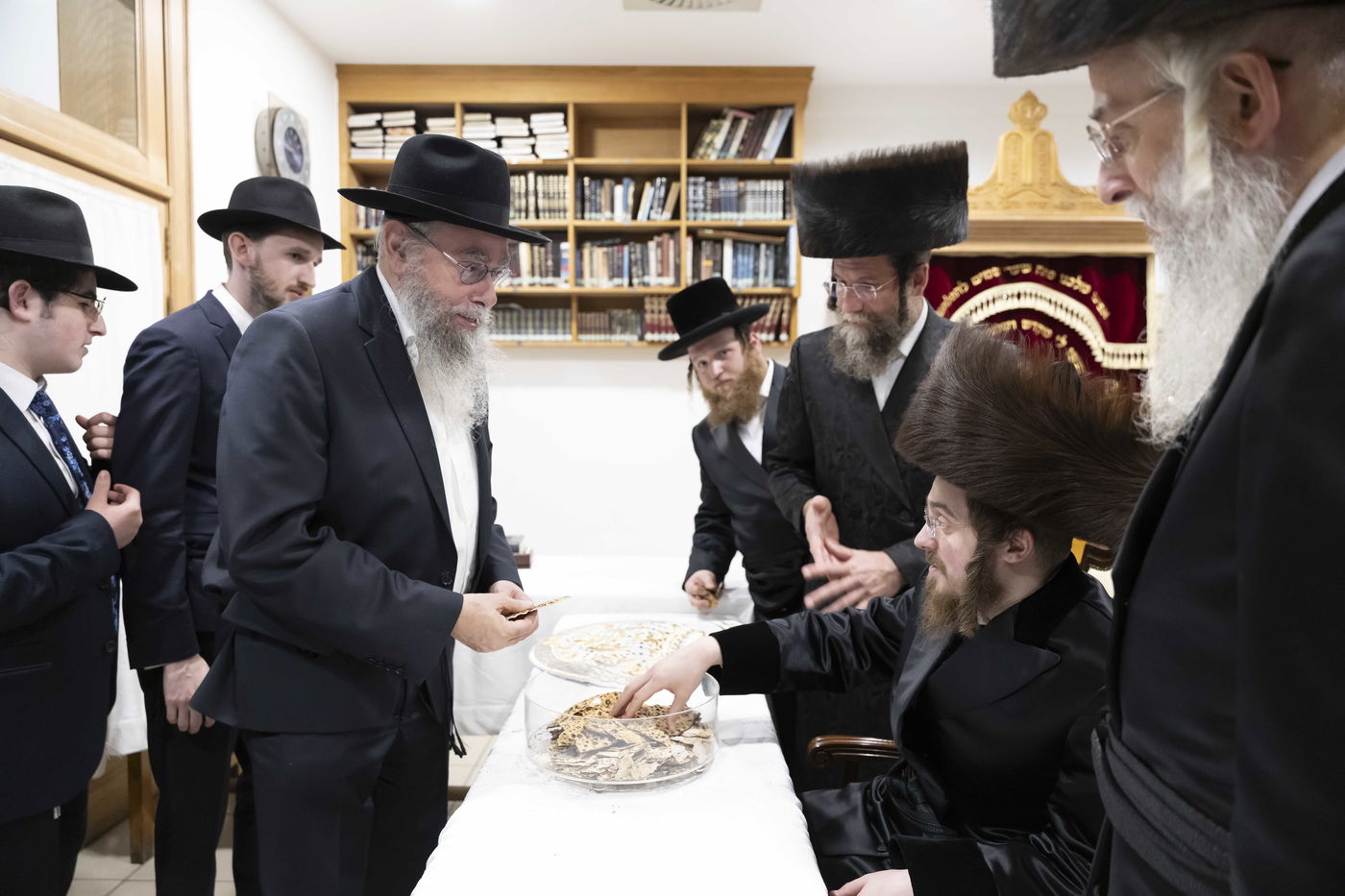 האדמו"ר מסאדיגורה בחלוקת מצות שמירה לתושבי אנטווערפן