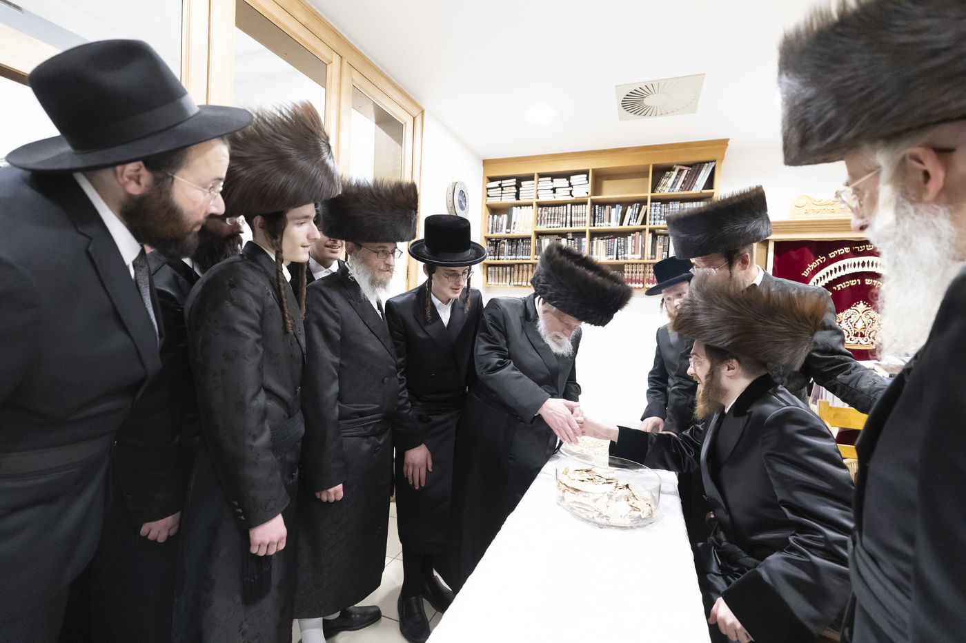 האדמו"ר מסאדיגורה בחלוקת מצות שמירה לתושבי אנטווערפן