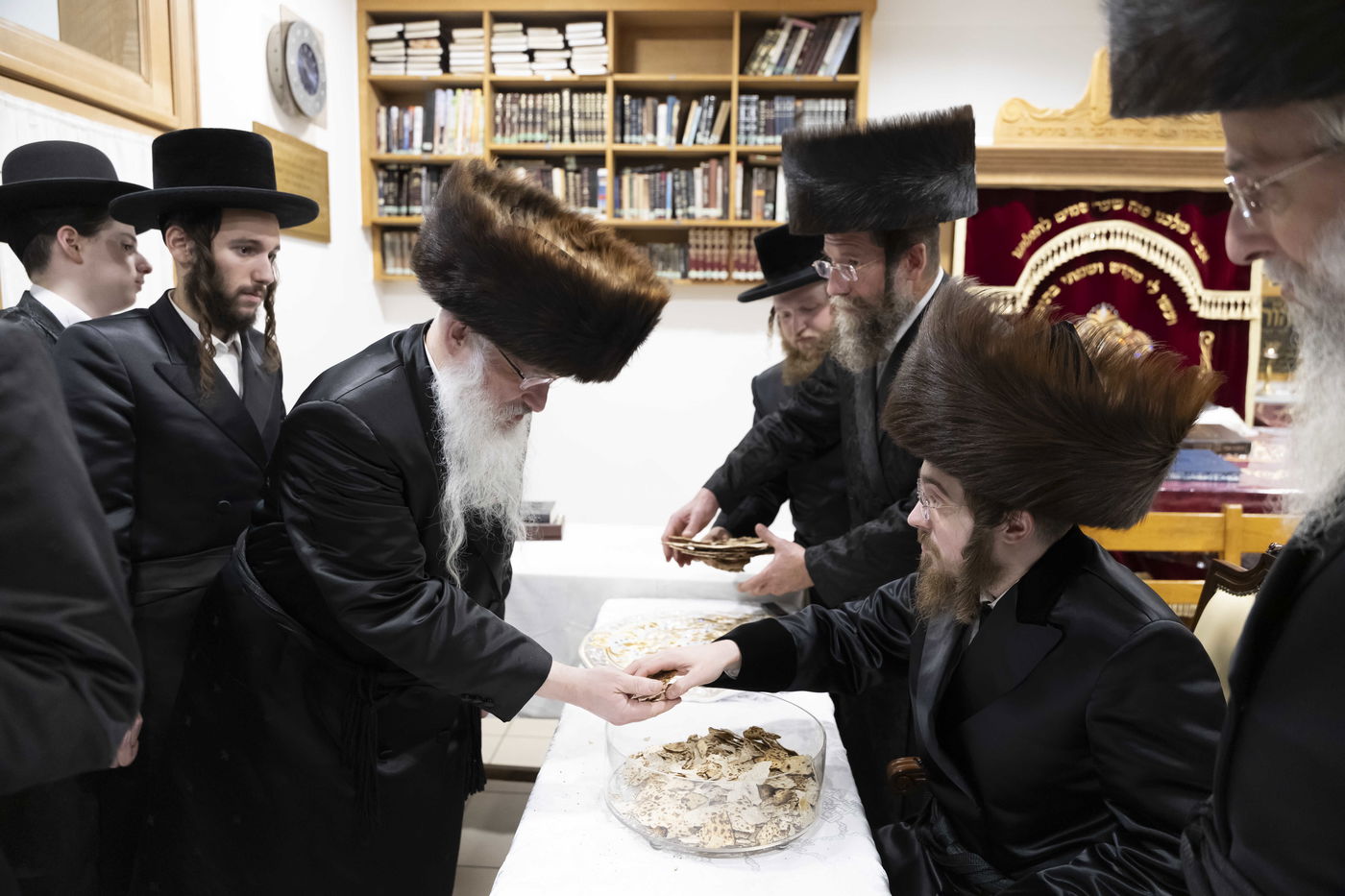 האדמו"ר מסאדיגורה בחלוקת מצות שמירה לתושבי אנטווערפן