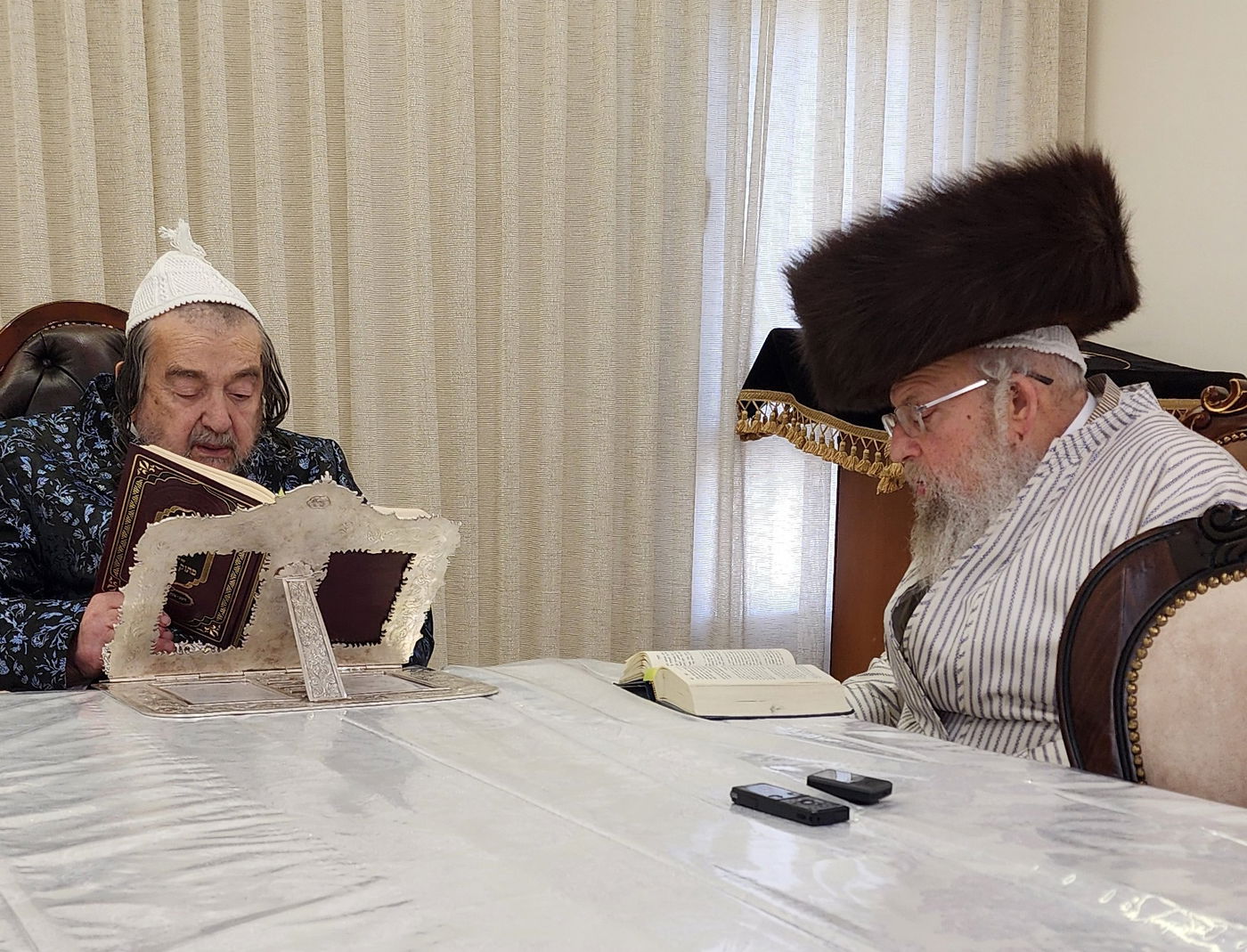 האדמו"ר מפינסק קרלין בביקור אצל הגרי"מ שכטר