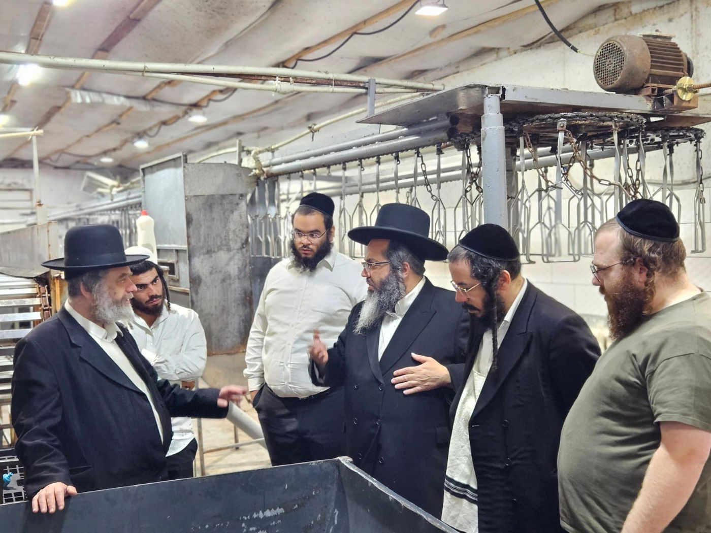 הרב יעקב ג'אן בהכשרת המטבחים לקראת פסח