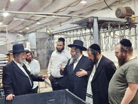 הרב יעקב ג'אן בהכשרת המטבחים לקראת פסח