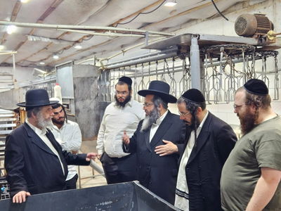 הרב יעקב ג'אן בהכשרת המטבחים לקראת פסח