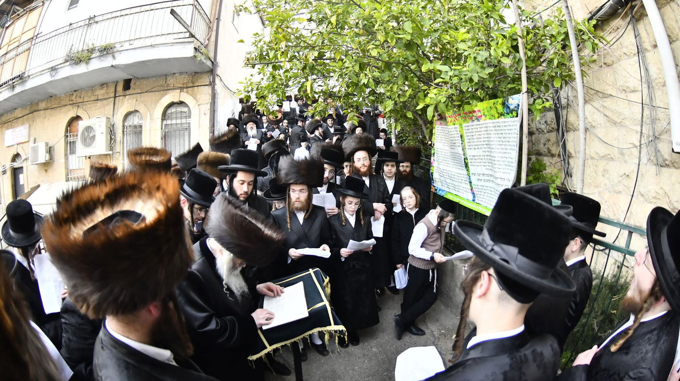 האדמו"ר מקרעטשניף י-ם בברכת האילנות