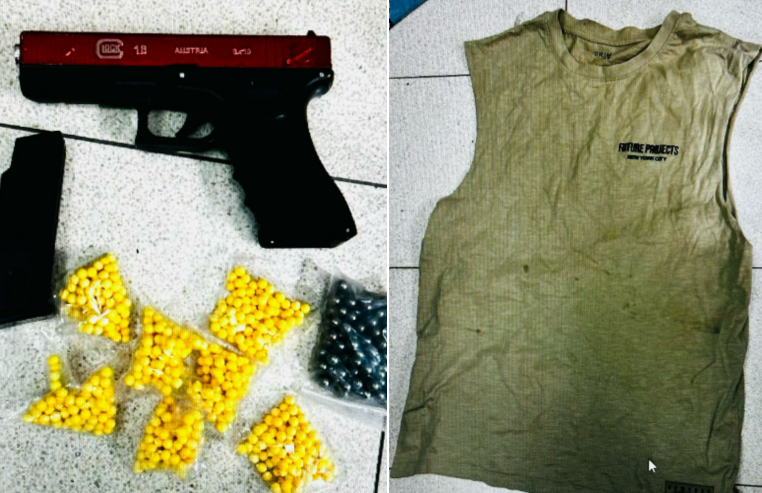 פריט הלבוש וכלי התקיפה שאותרו בחדרו של החשוד