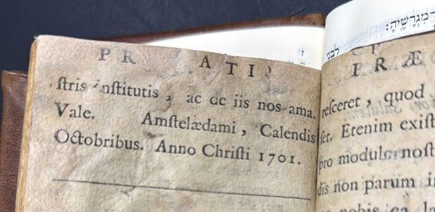 "עד עזה" בתנ"ך אמסטרדם מהדורת 1701 המצויה באוצרו של המקובל ר' חיים פוקס שעורך בה גורל הגר"א במכון 'סגולת אמת'