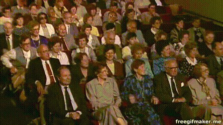 הרגע בו קמו המשתתפים לכבוד וינטון (יושב בשורה ראשונה מימין)