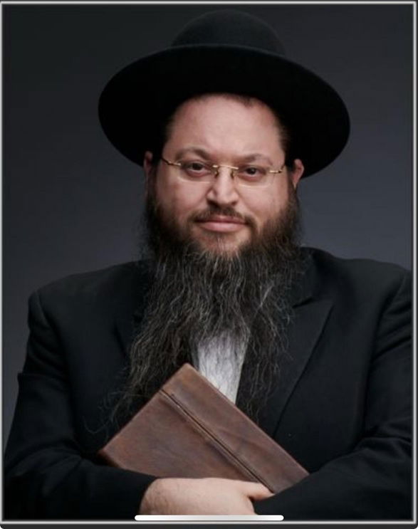 המקובל ר' חיים פוקס ראש מכון סגולת אמת עם עותק תנ"ך אמסטרדם בו ערך הגר"א את הגורלות, לאחר טקס זהה במכון