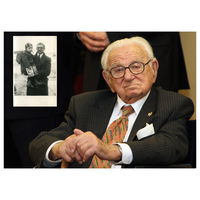 וינסטון בעת קבלת עיטור 'האריה הלבן' בפראג . בתמונה הקטנה: וינסטון בזמן השואה עם אחד הילדים שהציל