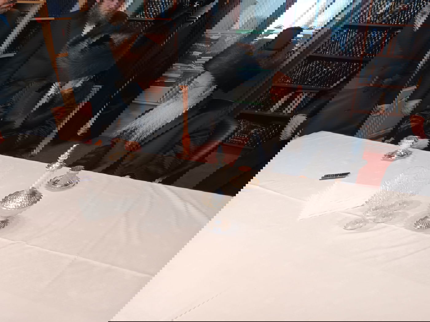 הגאון רבי פנחס לייבוש פאדאווא, אב"ד שומרי הדת אנטווערפן בביקור חג אצל האדמו"ר מסאדיגורה