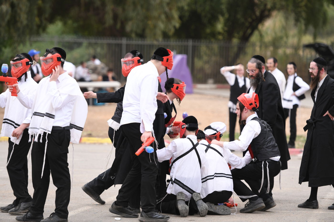 הטיול של הבחורים החסידיים בביתר עילית