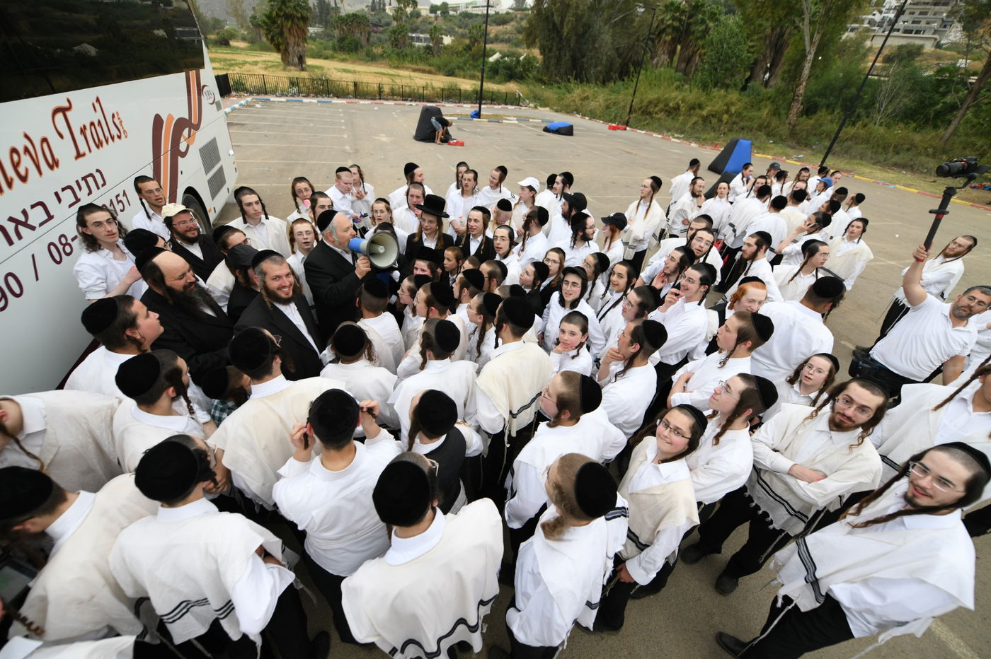 הטיול של הבחורים החסידיים בביתר עילית