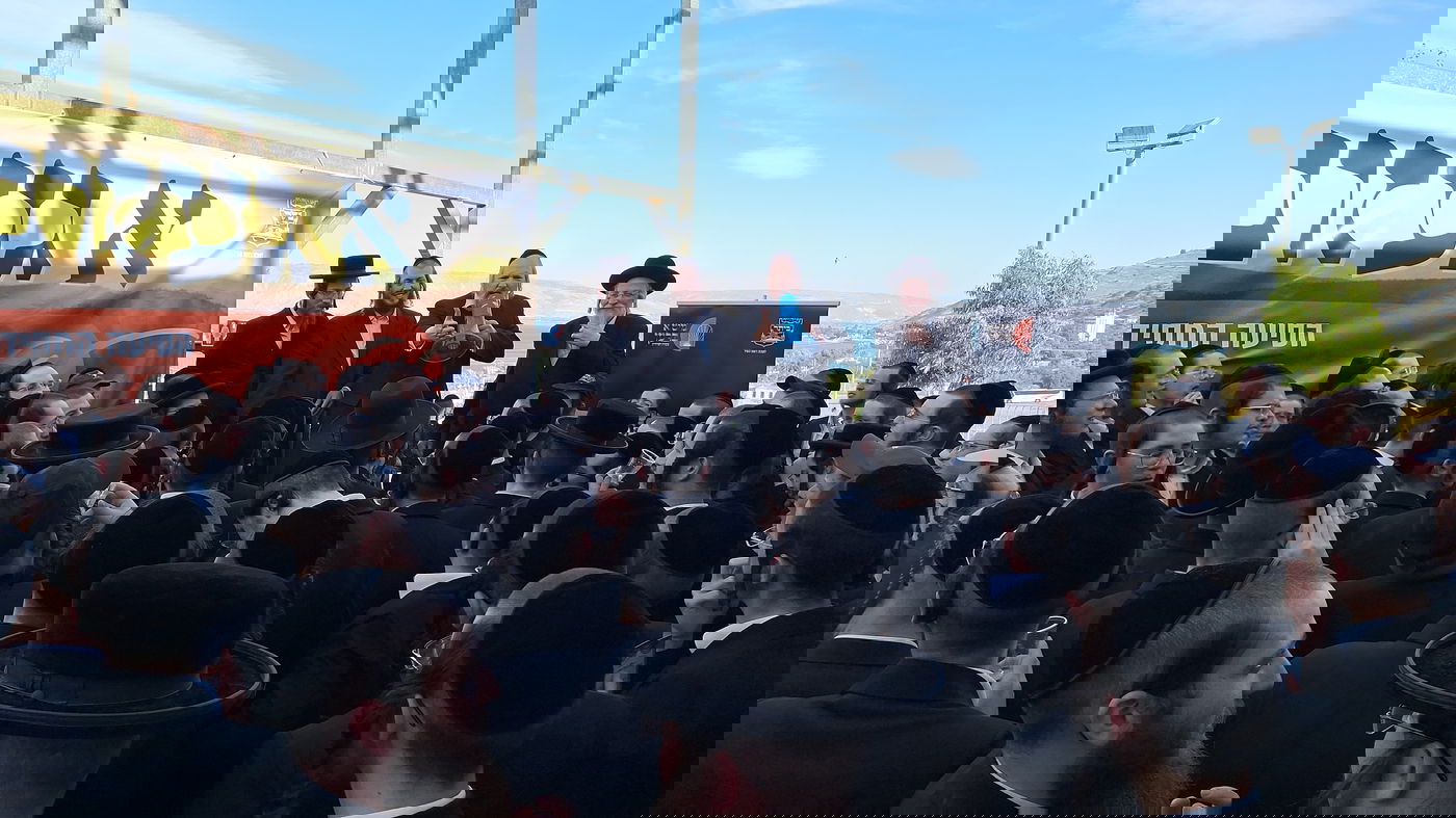 הטיול של הבחורים החסידיים בביתר עילית