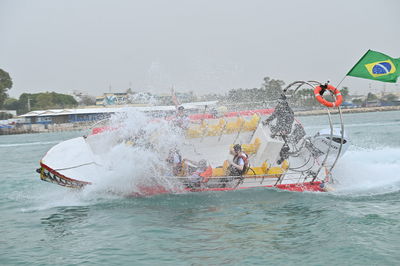 בחורים חסידיים  נהנים בבין הזמנים