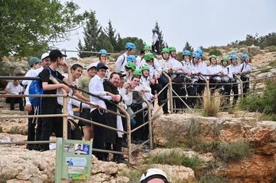 טיול של בחורים חסידיים בבין הזמנים