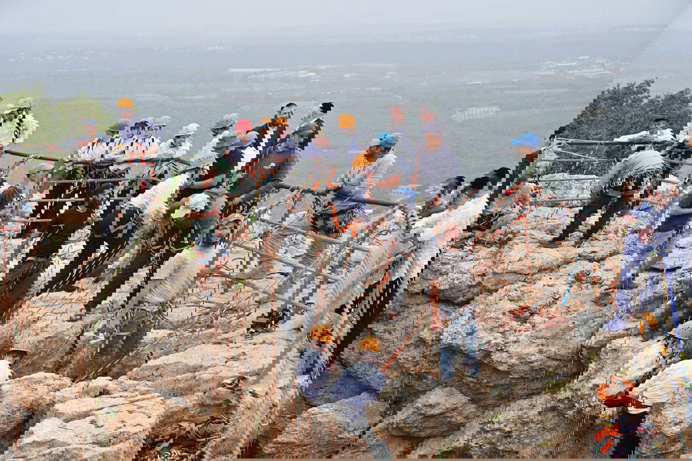 הטיול של הבחורים החסידיים בביתר עילית