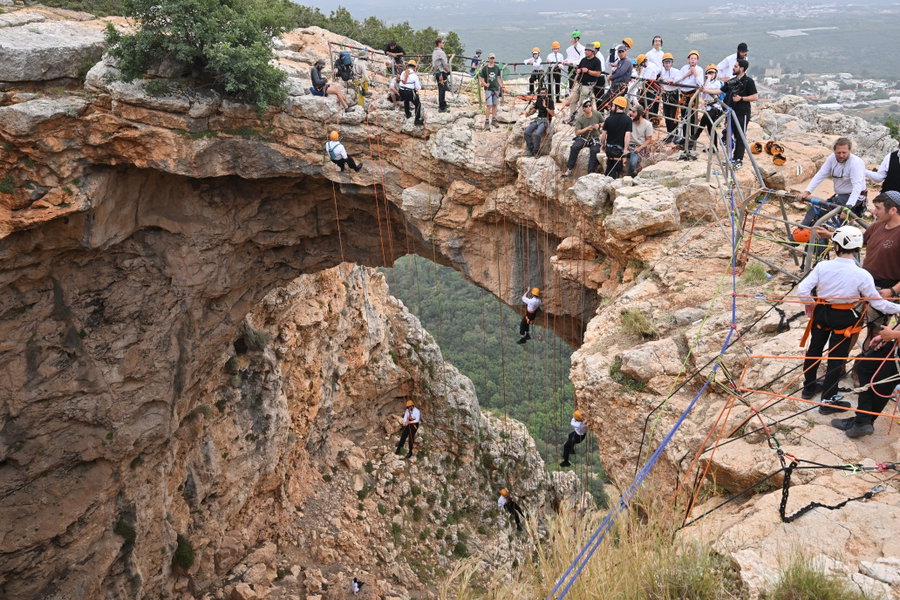 הטיול של הבחורים החסידיים בביתר עילית