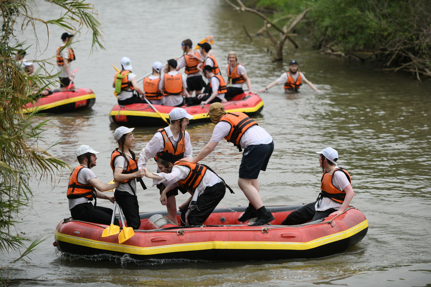 הטיול של הבחורים החסידיים בביתר עילית