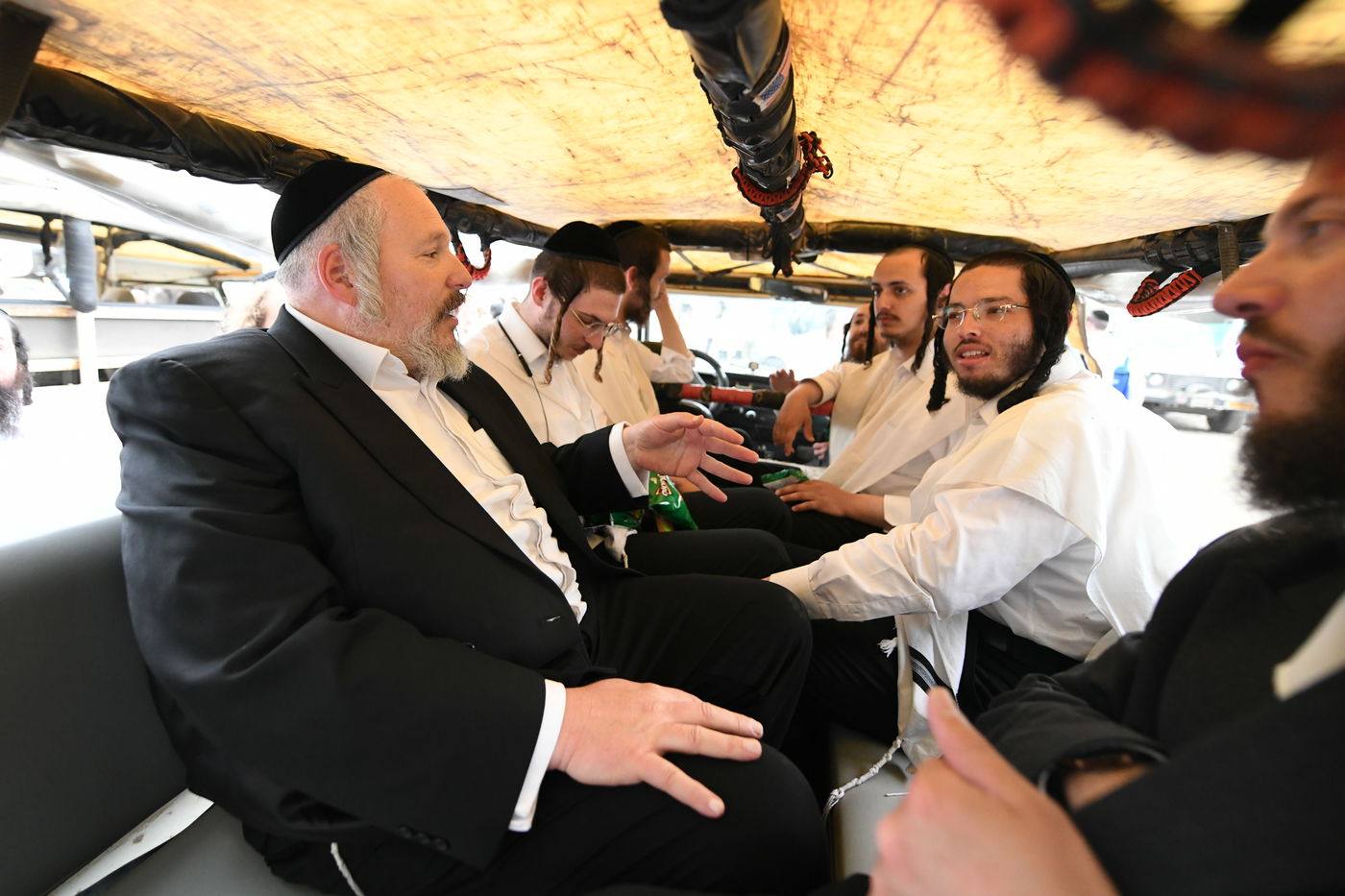 הטיול של הבחורים החסידיים בביתר עילית