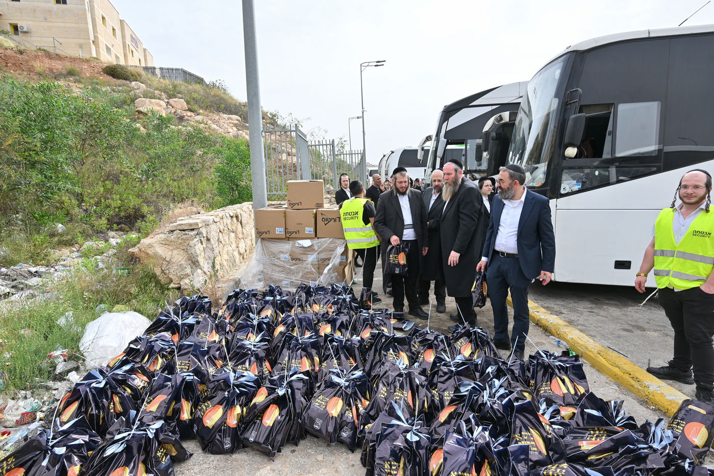 הטיול של הבחורים החסידיים בביתר עילית