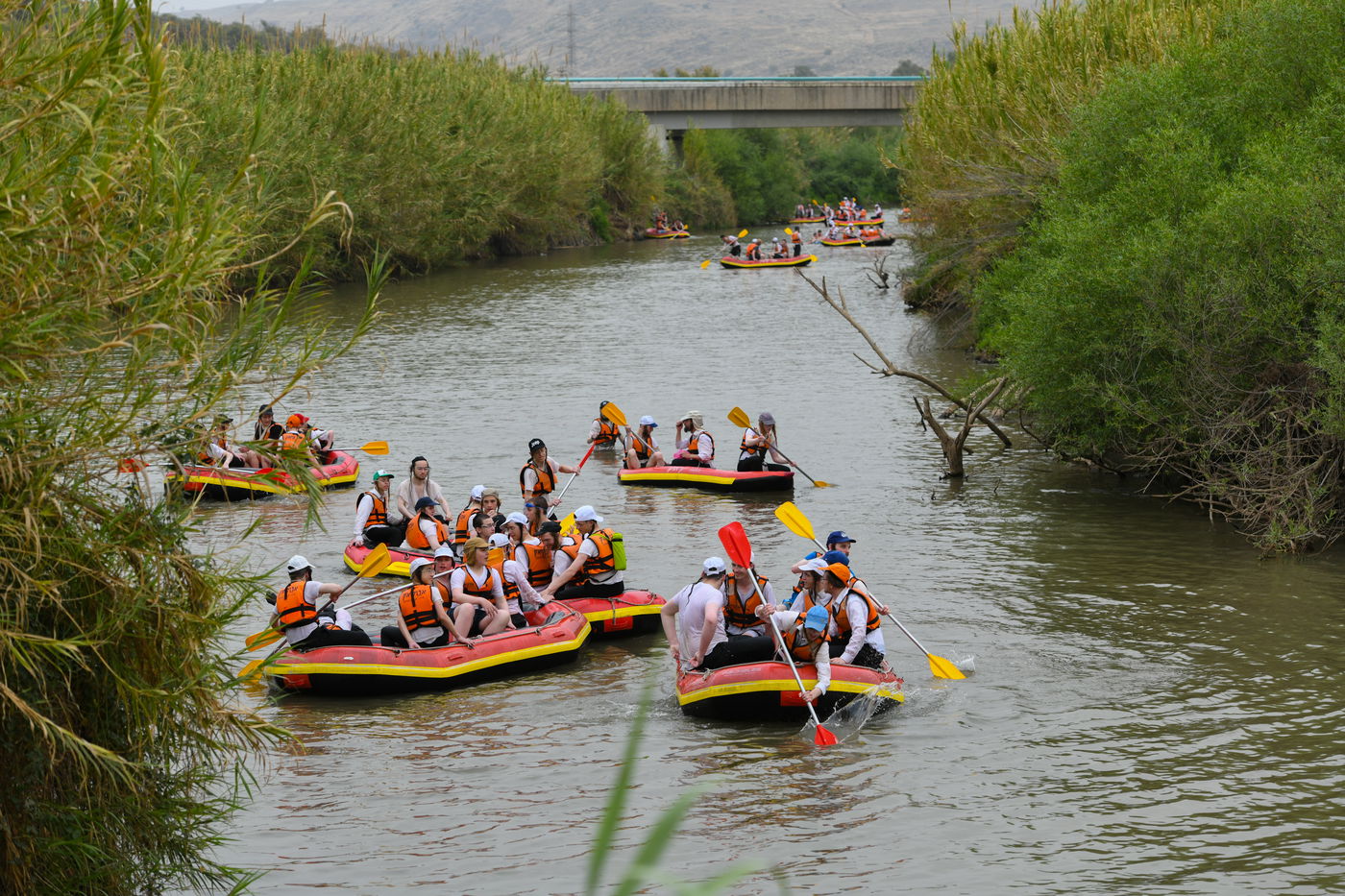 בחורי ישיבה מטיילים בבין הזמנים, אילוסטרציה