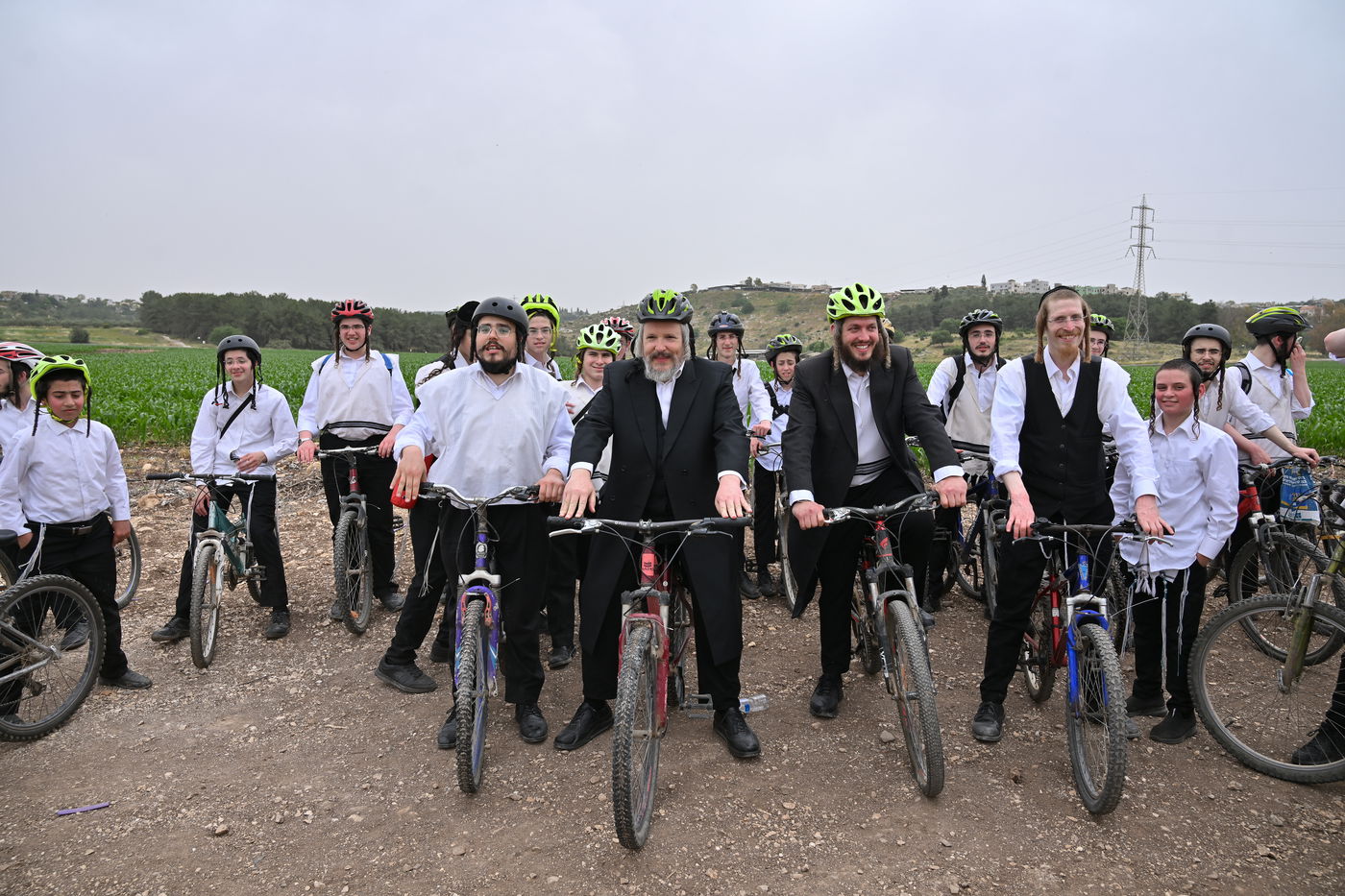 הטיול של הבחורים החסידיים בביתר עילית