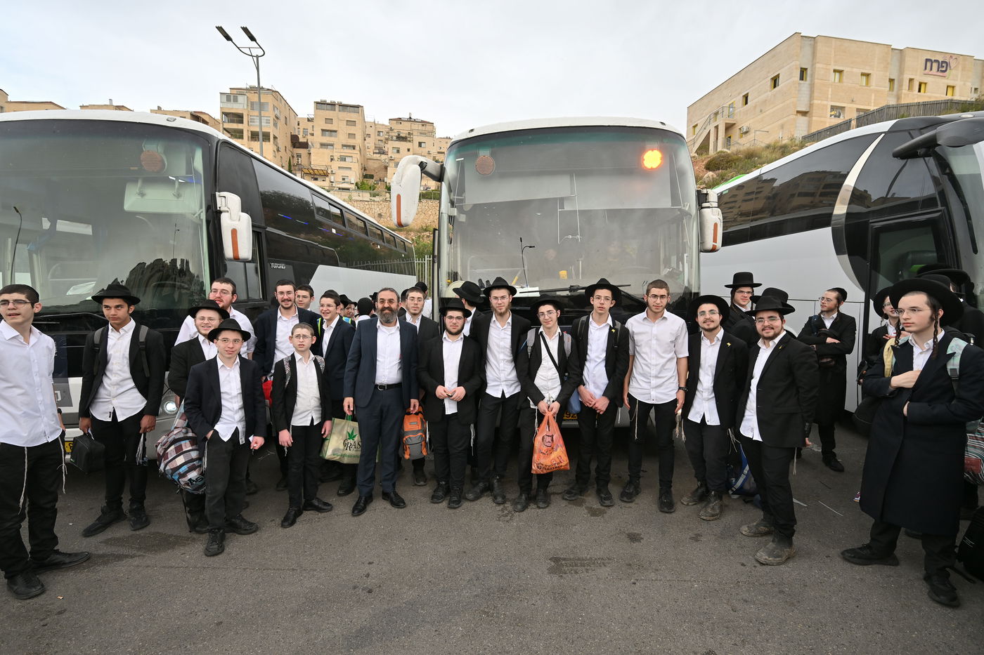 הטיול של הבחורים החסידיים בביתר עילית