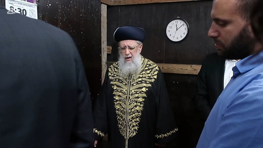 הגאון רבי דוד יוסף בתפילת ערבית וספירת העומר בשטיבלעך 'איצקוביץ'