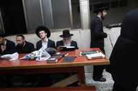 הגאון רבי עזריאל אויערבאך בתפילת ערבית וספירת העומר בשטיבלעך 'בית הלל'