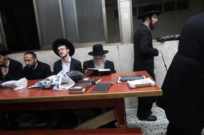 הגאון רבי עזריאל אויערבאך בתפילת ערבית וספירת העומר בשטיבלעך 'בית הלל'