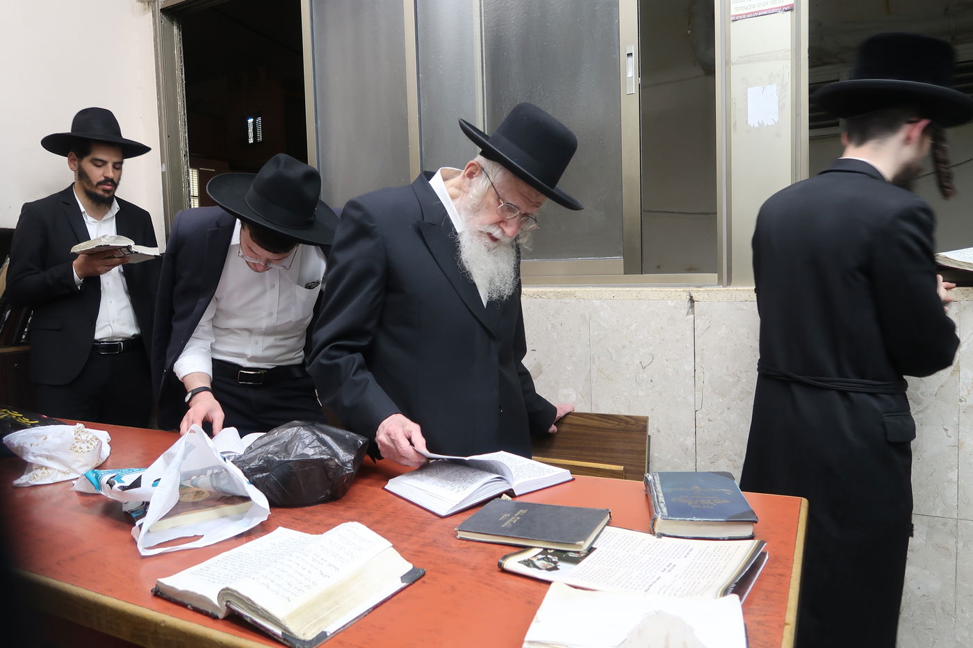 הגאון רבי עזריאל אויערבאך בתפילת ערבית וספירת העומר בשטיבלעך 'בית הלל'