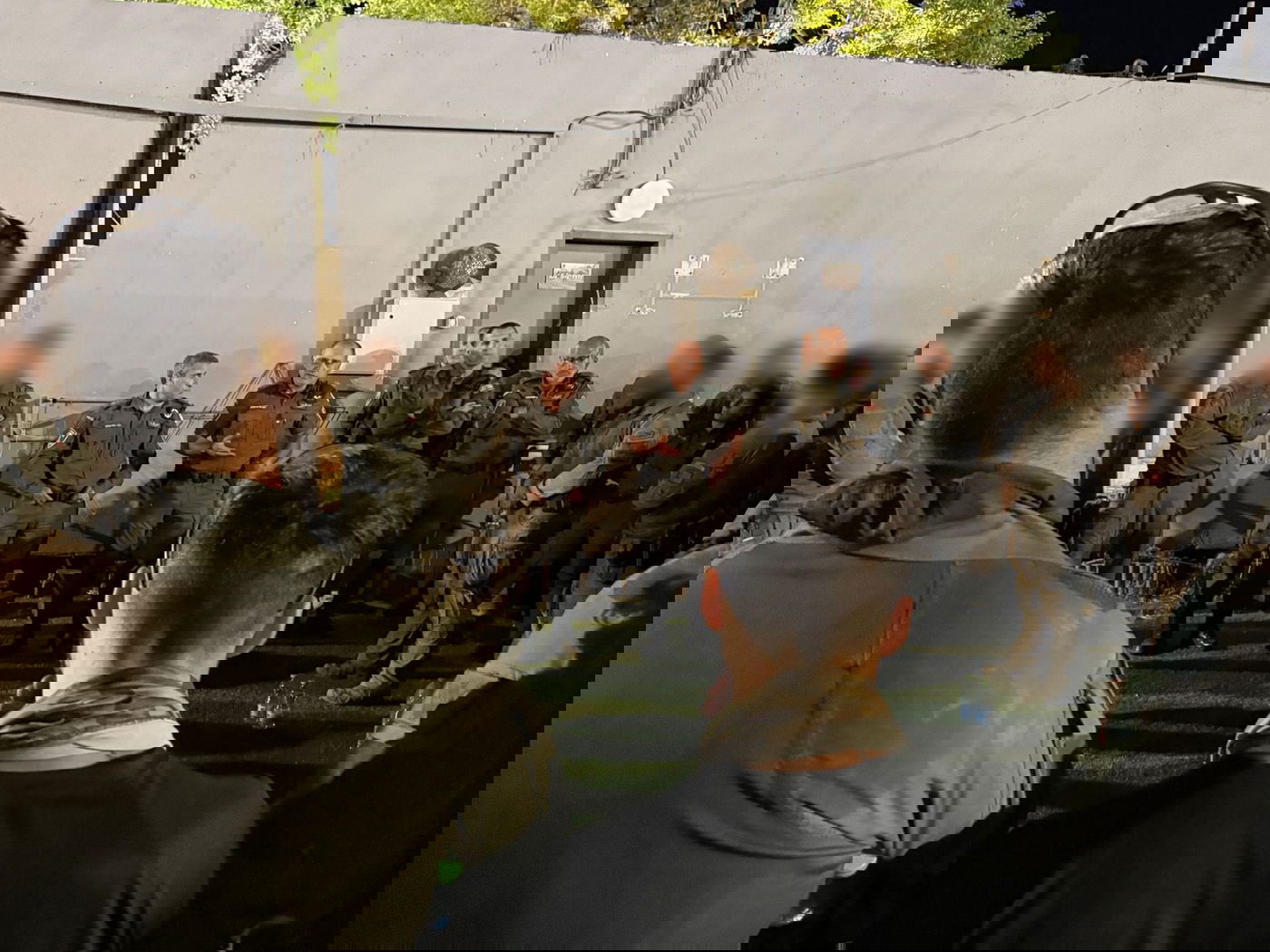 מפקד מג"ב עם הלוחמים