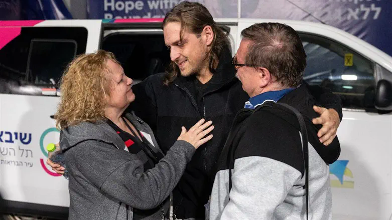 החטוף רון קריבוי עם הוריו