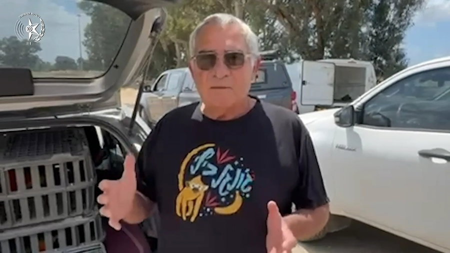 בעל המקום מודה לכוחות