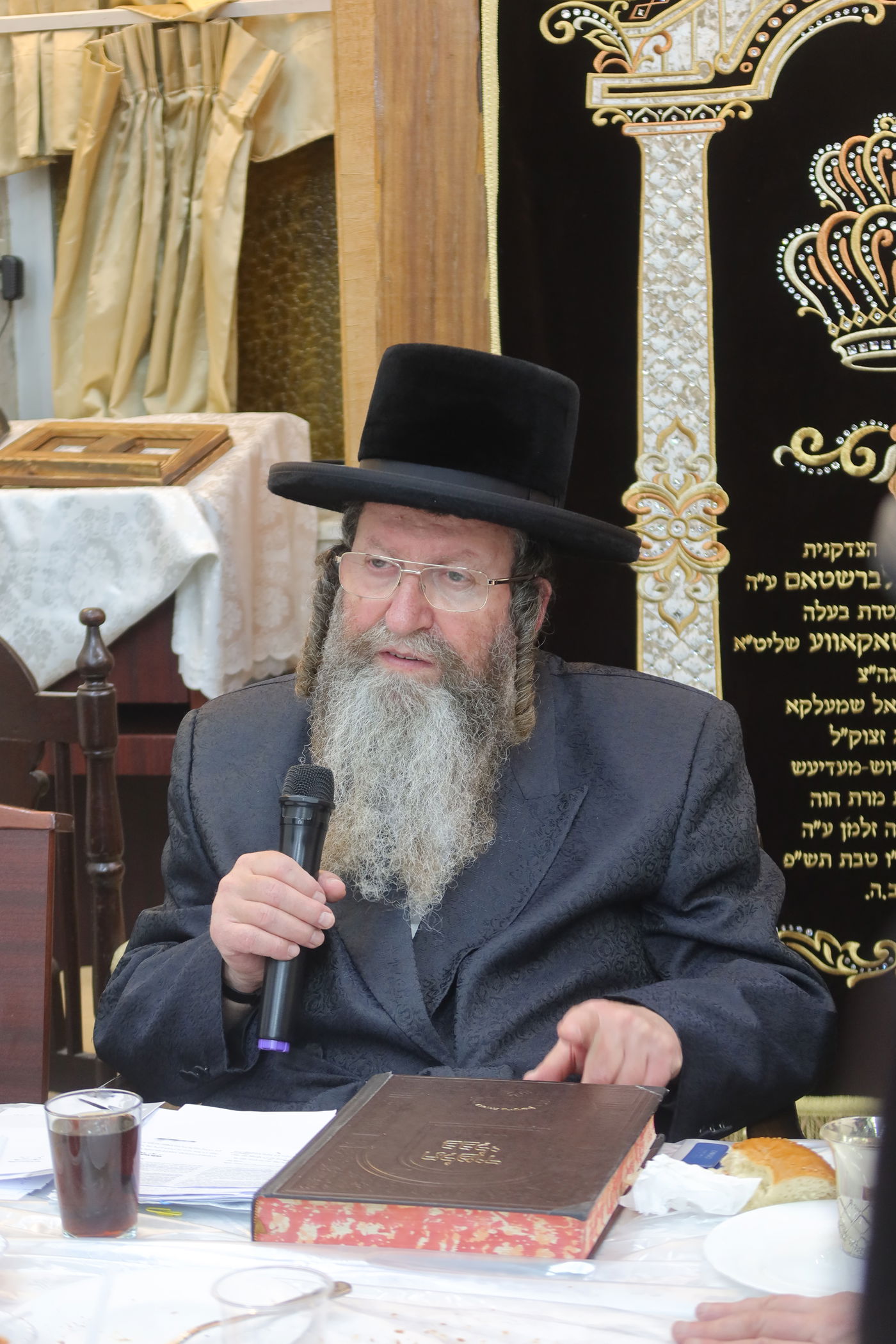 האדמו"ר מטשאקווא בסעודת הילולא 