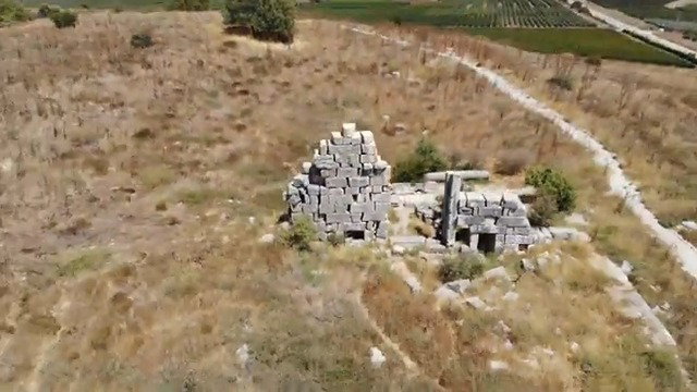 גן לאומי תל קדש - קדש נפתלי, בית מדרשו של יהושע בן נון, קבר אשר ונפתלי בני יעקב, מעיין עם בריכה