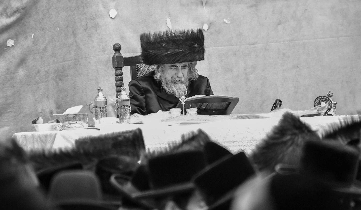 האדמו"ר מרחמסטריווקא בשב"ק באלעד עם בחורי החסידות