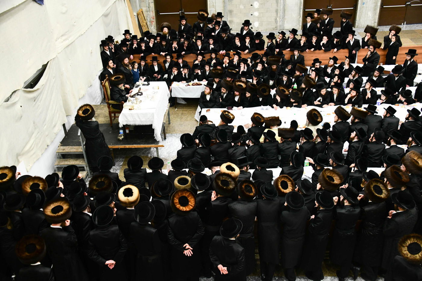 האדמו"ר מרחמסטריווקא בשב"ק באלעד עם בחורי החסידות