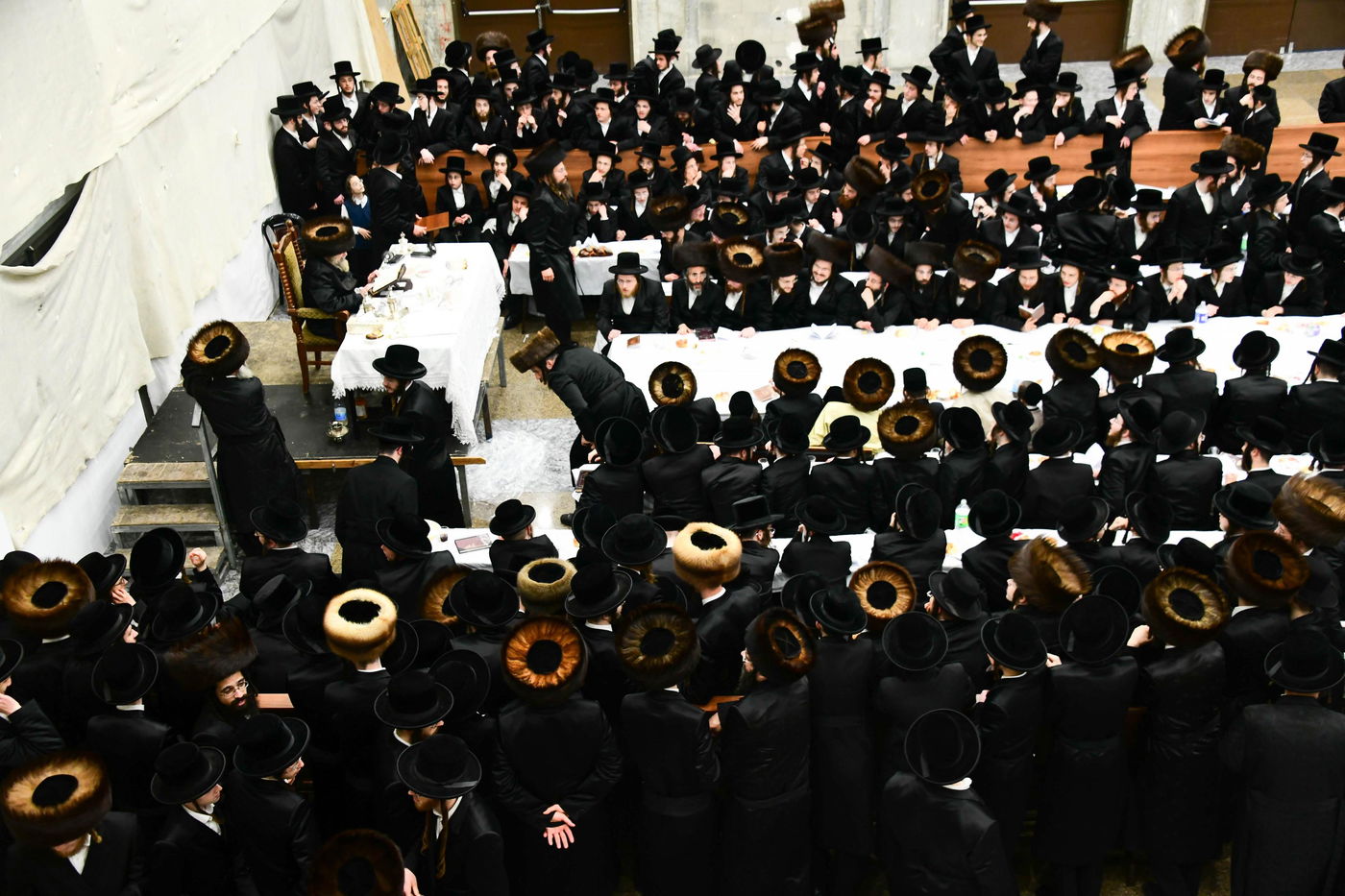 האדמו"ר מרחמסטריווקא בשב"ק באלעד עם בחורי החסידות